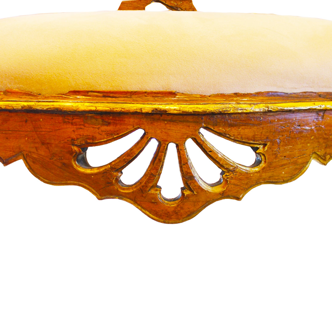 18th-century colonial Chippendale Suite close up of front center carved detail